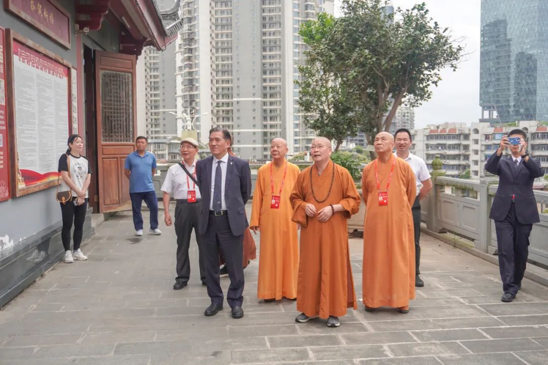台湾慈济慈善事业基金会副执行长何日生一行到鸿山寺调研
